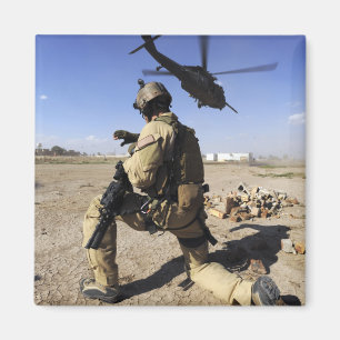 Aimant Un soldat conduit la sécurité pour un HH-60