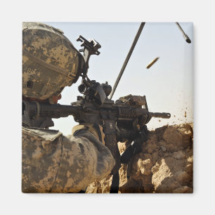 Aimant un soldat engage des forces ennemies