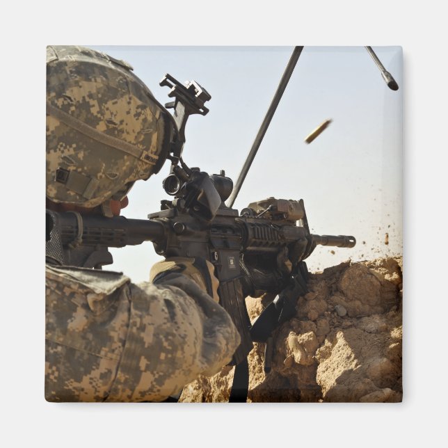 Aimant un soldat engage des forces ennemies (Devant)