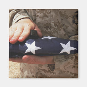 Aimant Un soldat tient le drapeau américain