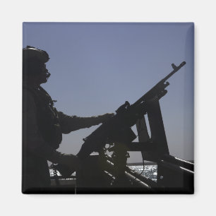 Aimant Un technicien maniant une mitrailleuse M240 en Ira