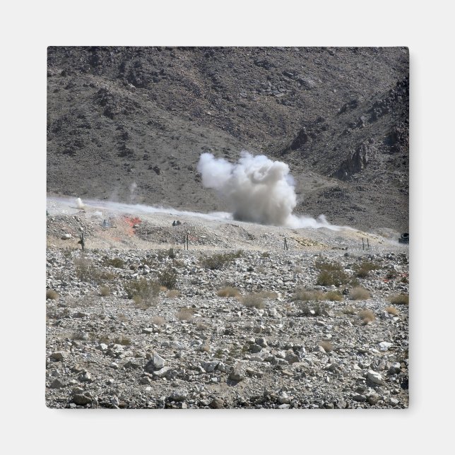 Aimant Un tour d'un lanceur de fusée AT-4 (Devant)