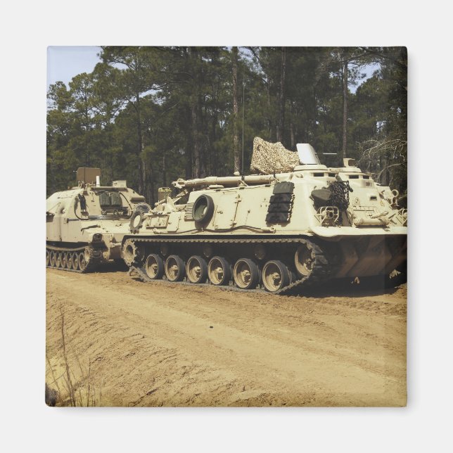 Aimant Un véhicule de récupération M-88 commence à remorq (Devant)