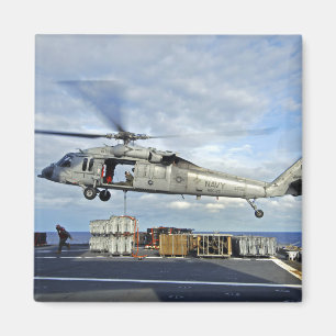 Aimant Un vol MH-60S Seahawk se prépare à livrer des muni