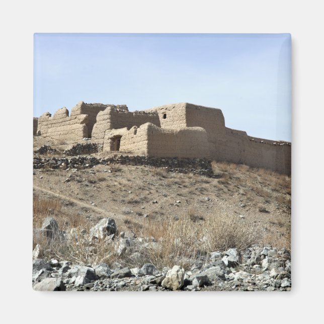 Aimant Une enceinte fortifiée dans le village d'Akbar Kh (Devant)