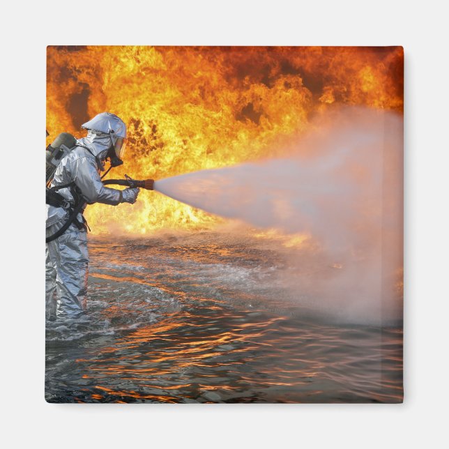 Aimant Une équipe de lutte contre l'incendie secourue par (Devant)