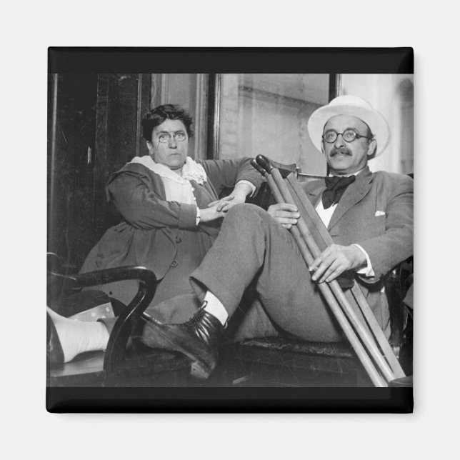 Aimant Une femme anarchiste leader et aide dans le projet (Devant)