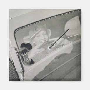 Aimant Une femme conduisant, c.1930s (photogravure)