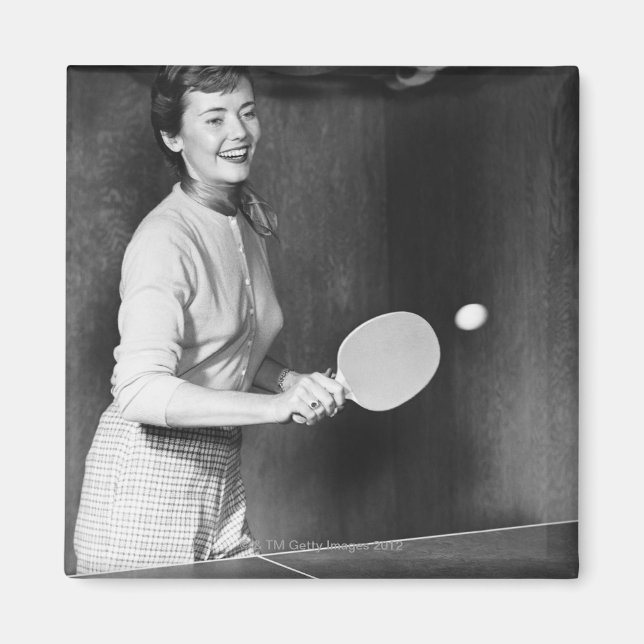 Aimant Une Femme Jouant Au Tennis De Table (Devant)