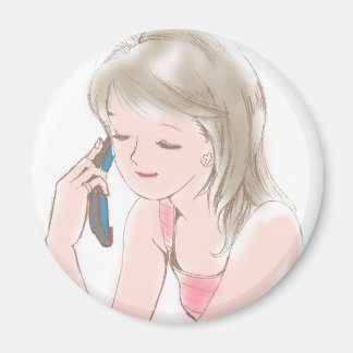 Aimant une fille tape sur le téléphone portable