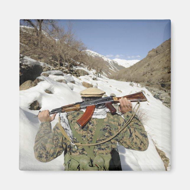 Aimant Une garde de Mujahadeen marche avec un militaire a (Devant)