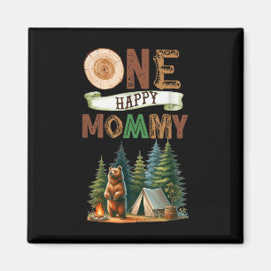 Aimant Une joyeuse campeuse maman pour son premier annive