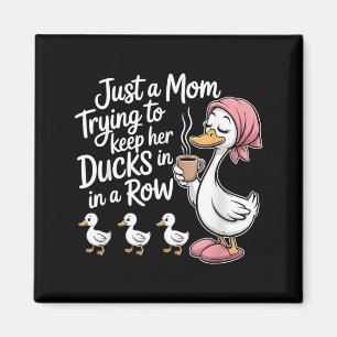 Aimant Une maman drôle essayant de garder des canards en