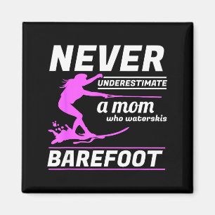 Aimant Une maman qui fait du ski nautique pieds nus sur u
