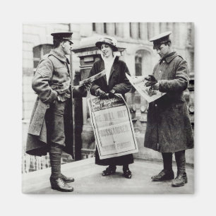 Aimant Une suffragette vendant des journaux à deux