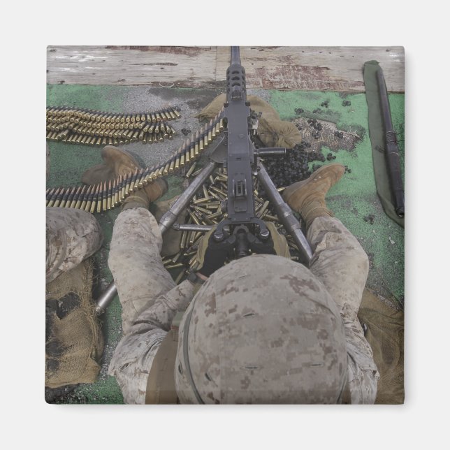 Aimant US Marine tire une mitrailleuse de calibre M2 50 (Devant)