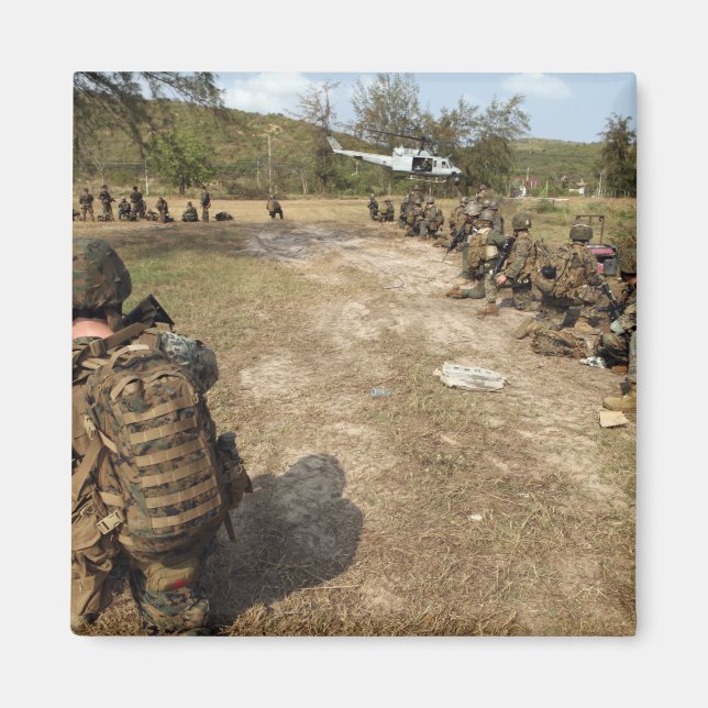 Aimant US Marines assure la sécurité en tant qu'UH-1N (Devant)