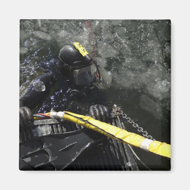 Aimant US Navy Diver se prépare à commencer sa plongée (Devant)