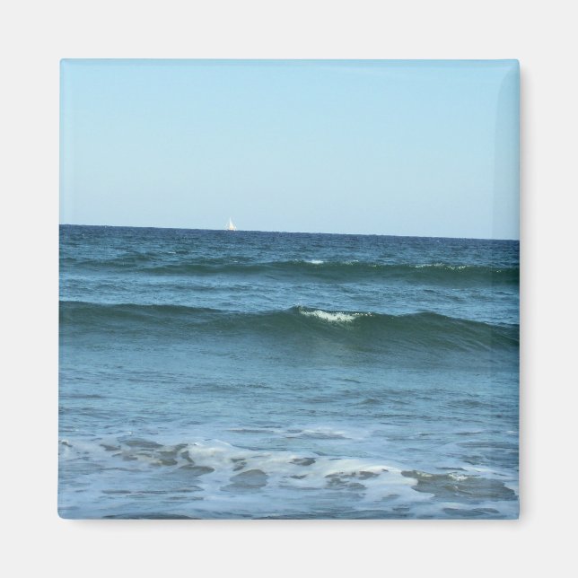 Aimant Vagues Bleues Profondes Avec Voilier Éloigné (Devant)