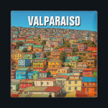 Aimant Valparaiso Chili<br><div class="desc">Valparaiso, ville portuaire de la côte centrale du Chili, est connue pour ses maisons colorées accrochées à des collines escarpées. L'architecture de la ville est un mélange d'influences européennes et sud-américaines, avec de nombreux bâtiments peints dans des couleurs vives et pastel. Valparaiso abrite également un certain nombre de funiculaires, qui...</div>