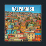 Aimant Valparaiso Chili<br><div class="desc">Valparaiso, ville portuaire de la côte centrale du Chili, est connue pour ses maisons colorées accrochées à des collines escarpées. L'architecture de la ville est un mélange d'influences européennes et sud-américaines, avec de nombreux bâtiments peints dans des couleurs vives et pastel. Valparaiso abrite également un certain nombre de funiculaires, qui...</div>