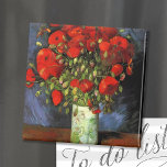 Aimant Vase avec des papillons rouges | Vincent van Gogh<br><div class="desc">Vase with Red Poppies de Vincent van Gogh est un tableau captivant qui met en valeur l’utilisation dynamique de la couleur et de la brosse expressive de l’artiste. Le tableau présente un vase de terre simple rempli de coquelicots cramoiseux et audacieux, dressé contre un arrière - plan texturé et muet....</div>