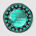 Aimant Vegas Lucky in Love Hearts Casino Chip aqua<br><div class="desc">Si vous êtes Doing It In Vegas ou que vous avez un mariage thématique ou une réception à Las Vegas, ces magnets de puces de casino fastueux font les faveurs de mariage parfaites. Utilisez le bouton orange "Customisez-le" ci-dessus pour personnaliser cet aimant avec vos propres préférences de texte et de...</div>