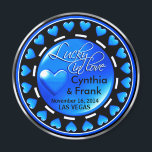 Aimant Vegas Lucky in Love Hearts Casino Chip blue<br><div class="desc">Si vous êtes Doing It In Vegas ou que vous avez un mariage thématique ou une réception à Las Vegas, ces magnets de puces de casino fastueux font les faveurs de mariage parfaites. Utilisez le bouton orange "Customisez-le" ci-dessus pour personnaliser cet aimant avec vos propres préférences de texte et de...</div>
