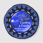 Aimant Vegas Lucky in Love Hearts Casino Chip cobalt<br><div class="desc">Si vous êtes Doing It In Vegas ou que vous avez un mariage thématique ou une réception à Las Vegas, ces magnets de puces de casino fastueux font les faveurs de mariage parfaites. Utilisez le bouton orange "Customisez-le" ci-dessus pour personnaliser cet aimant avec vos propres préférences de texte et de...</div>