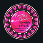 Aimant Vegas Lucky in Love Hearts Casino Chip rose chaud<br><div class="desc">Si vous êtes Doing It In Vegas ou que vous avez un mariage thématique ou une réception à Las Vegas, ces magnets de puces de casino fastueux font les faveurs de mariage parfaites. Utilisez le bouton orange "Customisez-le" ci-dessus pour personnaliser cet aimant avec vos propres préférences de texte et de...</div>