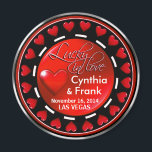 Aimant Vegas Lucky in Love Hearts Casino Chip rouge<br><div class="desc">Si vous êtes Doing It In Vegas ou que vous avez un mariage thématique ou une réception à Las Vegas, ces magnets de puces de casino fastueux font les faveurs de mariage parfaites. Utilisez le bouton orange "Customisez-le" ci-dessus pour personnaliser cet aimant avec vos propres préférences de texte et de...</div>