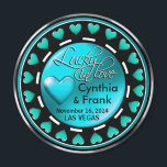 Aimant Vegas Lucky in Love Hearts Casino Chip turquoise<br><div class="desc">Si vous êtes Doing It In Vegas ou que vous avez un mariage thématique ou une réception à Las Vegas, ces magnets de puces de casino fastueux font les faveurs de mariage parfaites. Utilisez le bouton orange "Customisez-le" ci-dessus pour personnaliser cet aimant avec vos propres préférences de texte et de...</div>