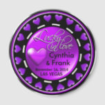 Aimant Vegas Lucky in Love Hearts Casino Chip violet<br><div class="desc">Si vous êtes Doing It In Vegas ou que vous avez un mariage thématique ou une réception à Las Vegas, ces magnets de puces de casino fastueux font les faveurs de mariage parfaites. Utilisez le bouton orange "Customisez-le" ci-dessus pour personnaliser cet aimant avec vos propres préférences de texte et de...</div>