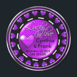 Aimant Vegas Lucky in Love Hearts Casino Chip violet<br><div class="desc">Si vous êtes Doing It In Vegas ou que vous avez un mariage thématique ou une réception à Las Vegas, ces magnets de puces de casino fastueux font les faveurs de mariage parfaites. Utilisez le bouton orange "Customisez-le" ci-dessus pour personnaliser cet aimant avec vos propres préférences de texte et de...</div>