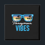 Aimant Vibes lune de miel - Lune de miel Mariage de vacan<br><div class="desc">Vibes lune de miel - Lune de miel Mariage de vacances</div>