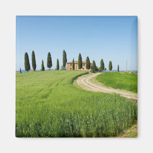 Aimant Villa de ferme avec des arbres de cyprès en