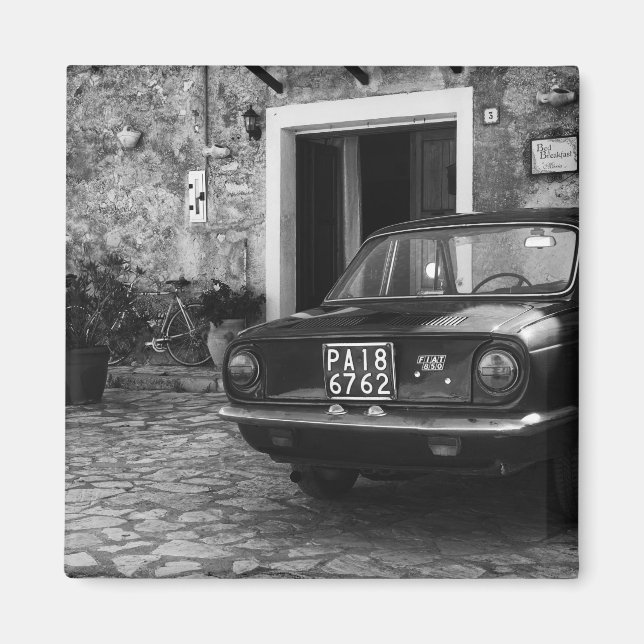 Aimant Voiture FIAT vintage en Italie en monochrome (Devant)