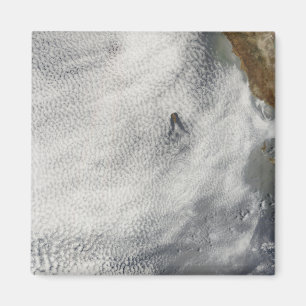 Aimant Vortices nuageuses et gloire au large de l'île de