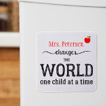 Aimant Votre nom d'enseignant typographie<br><div class="desc">Personnalisé "VOTRE ENSEIGNANT change le monde un enfant à la fois" citation typographique réfléchie en rouge,  noir et blanc. Faites un cadeau de garde bien pensé pour votre professeur! — Veuillez noter que la couleur de l'arrière - plan est modifiable (après avoir sélectionné l'option PERSONNALISER).</div>