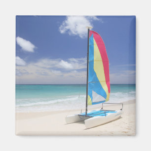Aimant Vue de plage avec le voilier