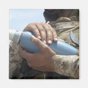 Aimant Vue en gros plan d'un soldat berçant des munition