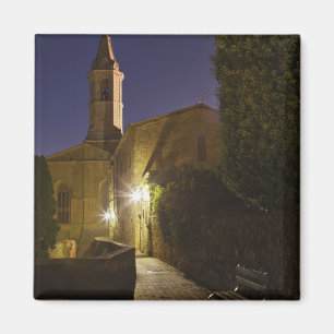 Aimant Vue nocturne de l'église au crépuscule, Pienza, It