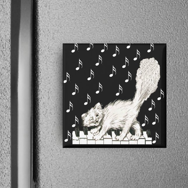 Aimant Whie Cat sur les clés de piano (Winking white cat walking on piano keys with music notes on black square magnet.)