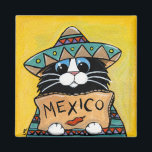 Aimant Whimsical Tuxedo Chat Mexicain Hitchhiker<br><div class="desc">Aimant de réfrigérateur d'art de chat en gros avec un tableau de Lisa Marie Robinson. Un chat en tuxedo noir et blanc, portant un poncho et un sombrero, porte un panneau d'auto-stop avec le mot Mexico et un piment. Créé à partir d'une peinture originale © Lisa Marie Robinson. Tous droits...</div>