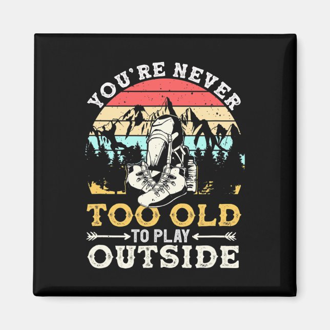 Aimant You're Never Too Old To Play Outside Mountain Hiki (Devant)