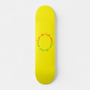 Aimez la vie que vous vivez skateboard