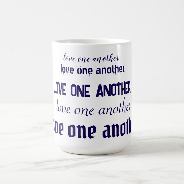 Aimez-vous les uns les autres mug à café (Centre)