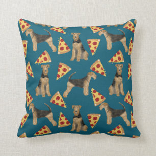 Airedale Terriers et coussin de pizza