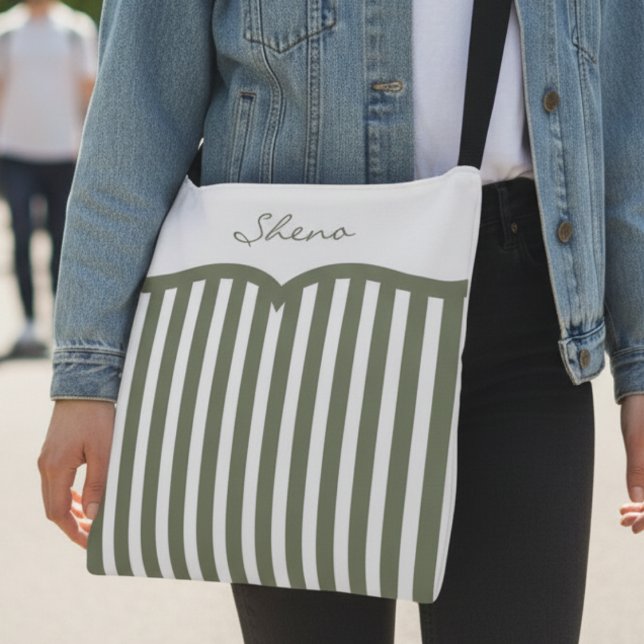 Ajustable Sac à main à rayures vert olive et monogramme (Boho meets bold with scalloped stripes and custom name make this bag stand out.)