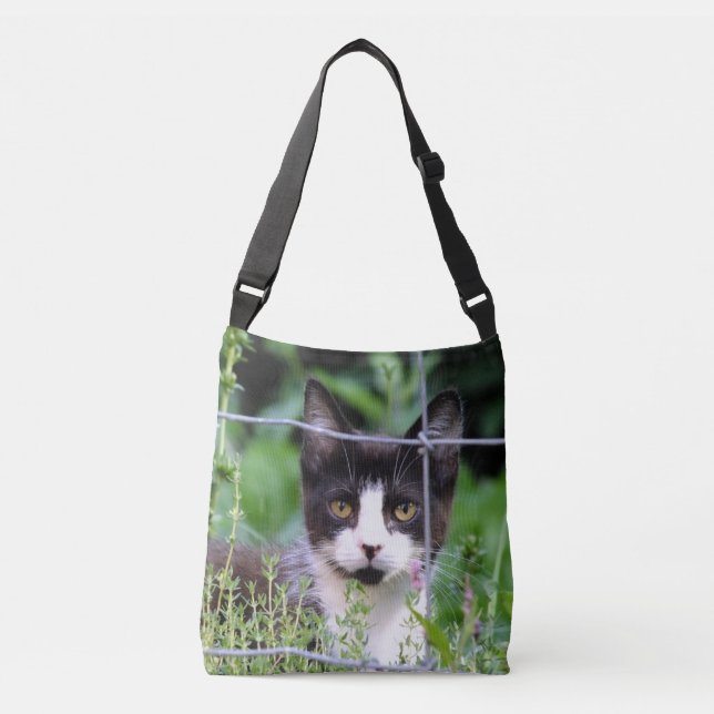 Ajustable Tuxedo Kitten dans le sac de carrosserie du jardin (Devant)
